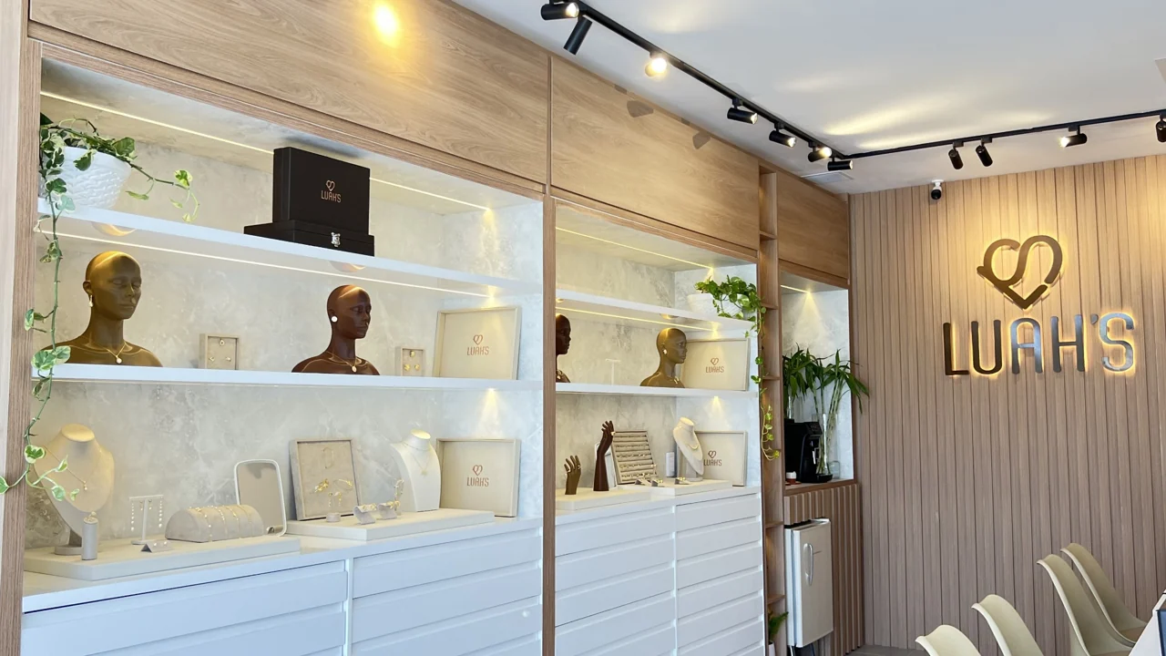 Interior de uma loja Luah’s, com exposição de semijoias e área de atendimento